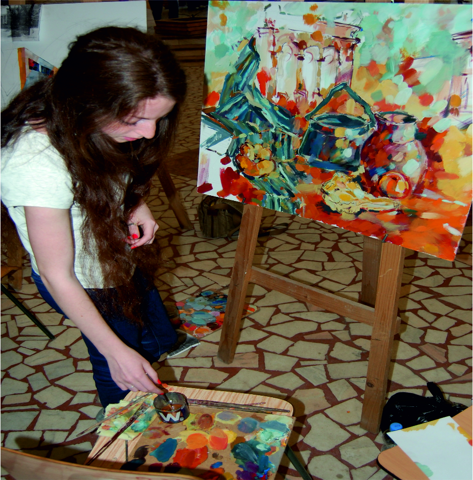 Studentă pictând